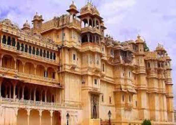भारतीय संस्कृति में राजमहलों के बारे में जानकारी दें।